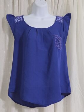 E M Women's Blue Flutter Sleeve Lace-Trim Top
